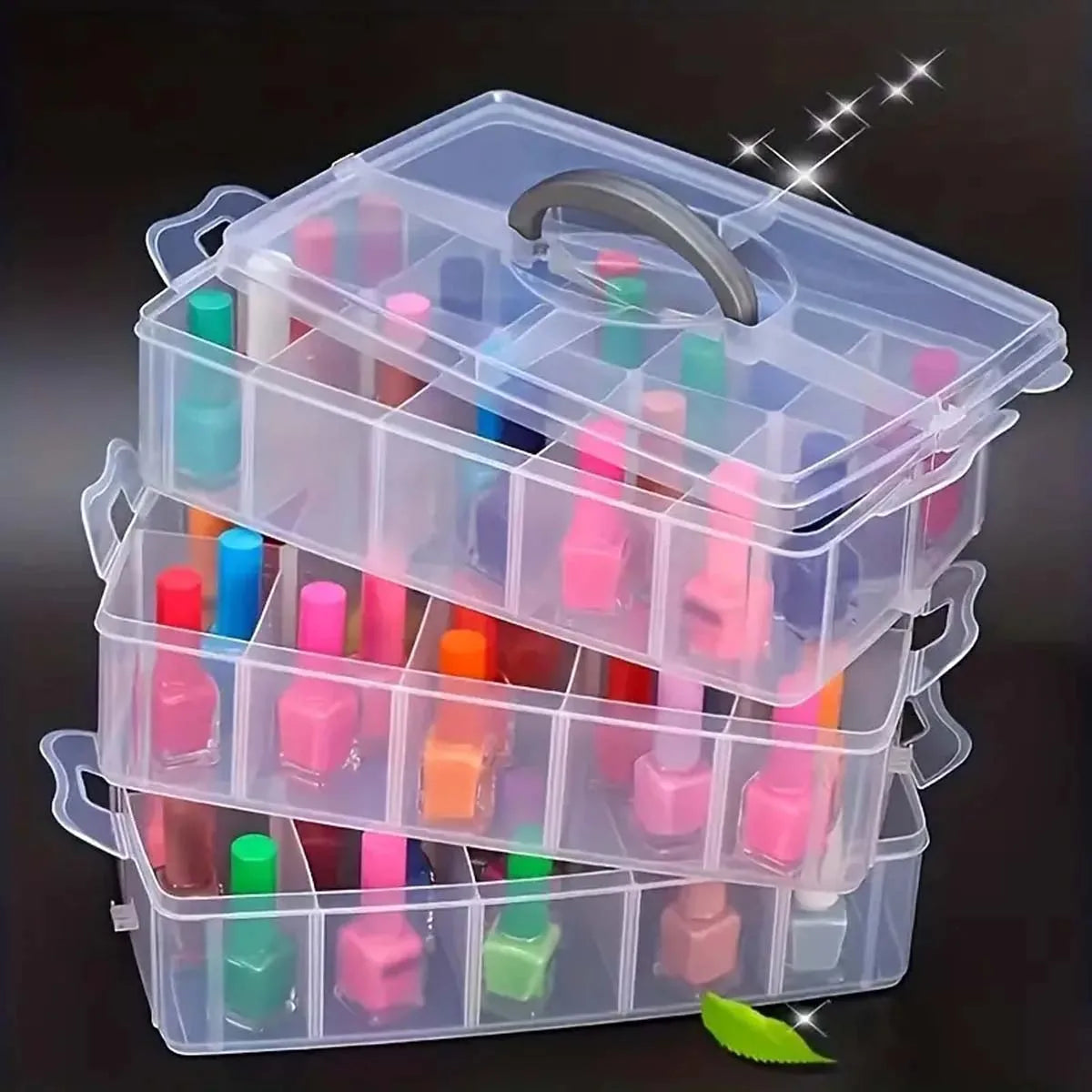 Mantén tus objetos pequeños organizados y al alcance de la mano con esta caja organizadora apilable de 3 niveles. Con 18 compartimentos ajustables, este contenedor de plástico transparente es perfecto para guardar desde juguetes, hasta joyas