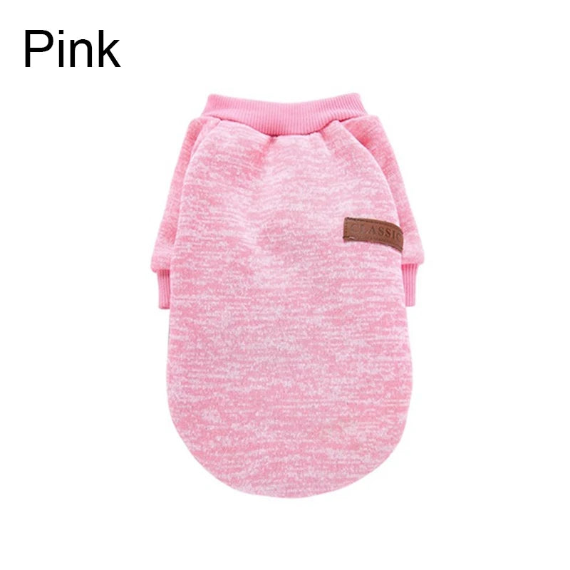 ¡Mantén a tu mascota elegante y cálida durante los meses fríos! Esta chaqueta para cachorros y gatos pequeños está diseñada para ofrecer comodidad, estilo y calor en la temporada de otoño e invierno. Con un diseño clásico y materiales suaves