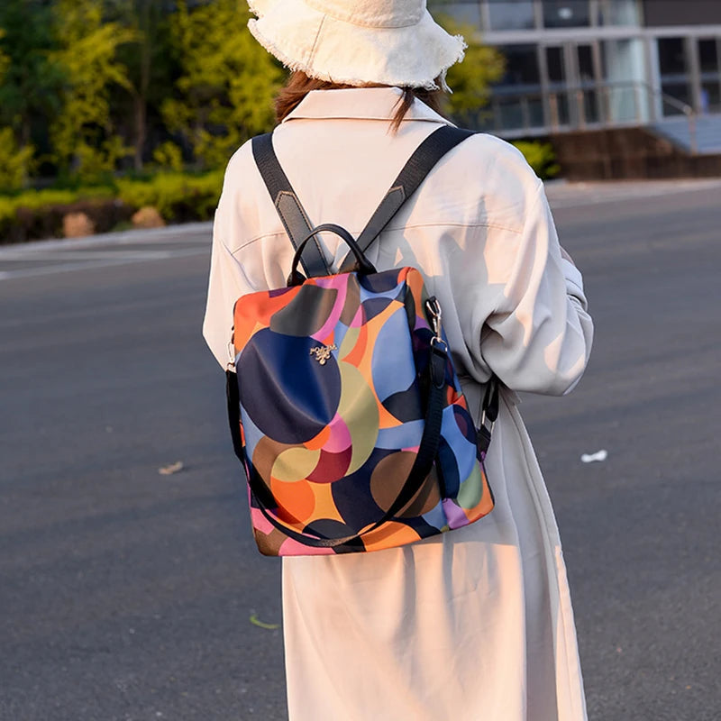 La Mochila Oxford Impermeable para mujer es el accesorio perfecto que combina moda, seguridad y practicidad en un solo diseño. Con una estructura sofisticada y características innovadoras, esta mochila no solo te permitirá llevar todo lo que necesitas
