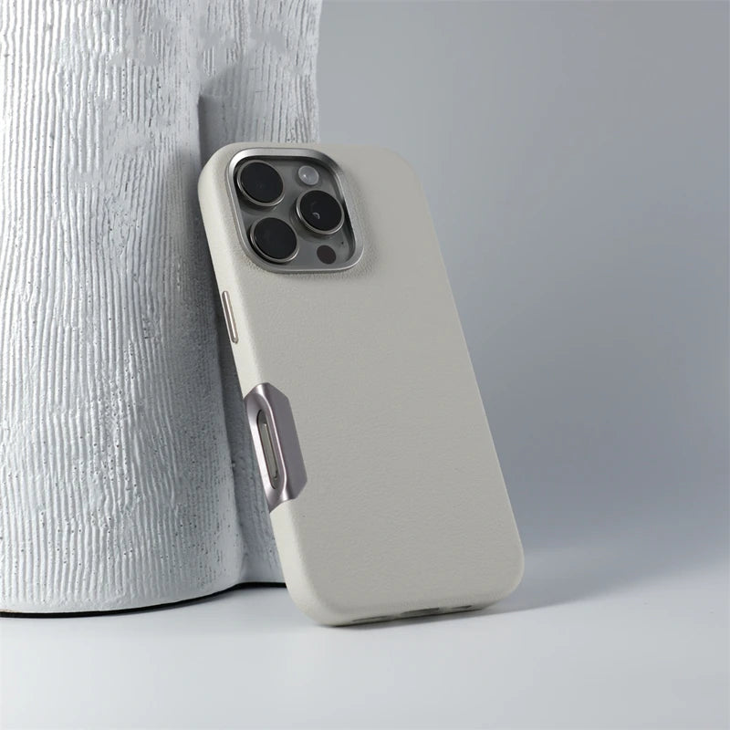 ¿Buscas una funda de teléfono que combine estilo, protección y funcionalidad? Nuestra Funda MagSafe de Cuero Sólido es la elección perfecta para tu iPhone 16 Pro Max, iPhone 16 Pro, iPhone 16 Plus o iPhone 16
