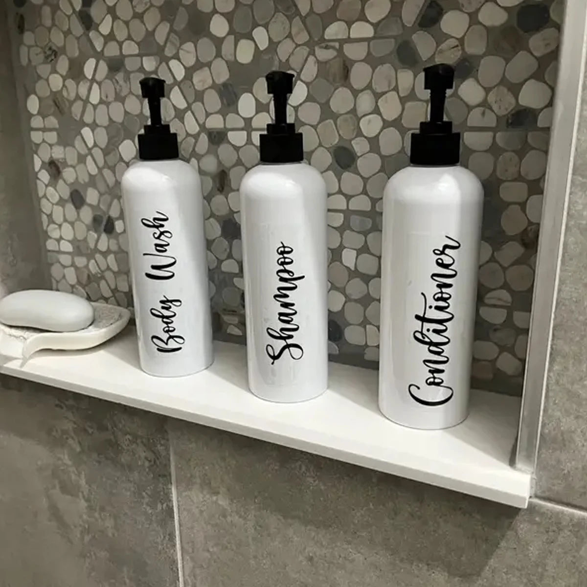 Organización y Elegancia en tu baño con este set de dispensadores recargables!