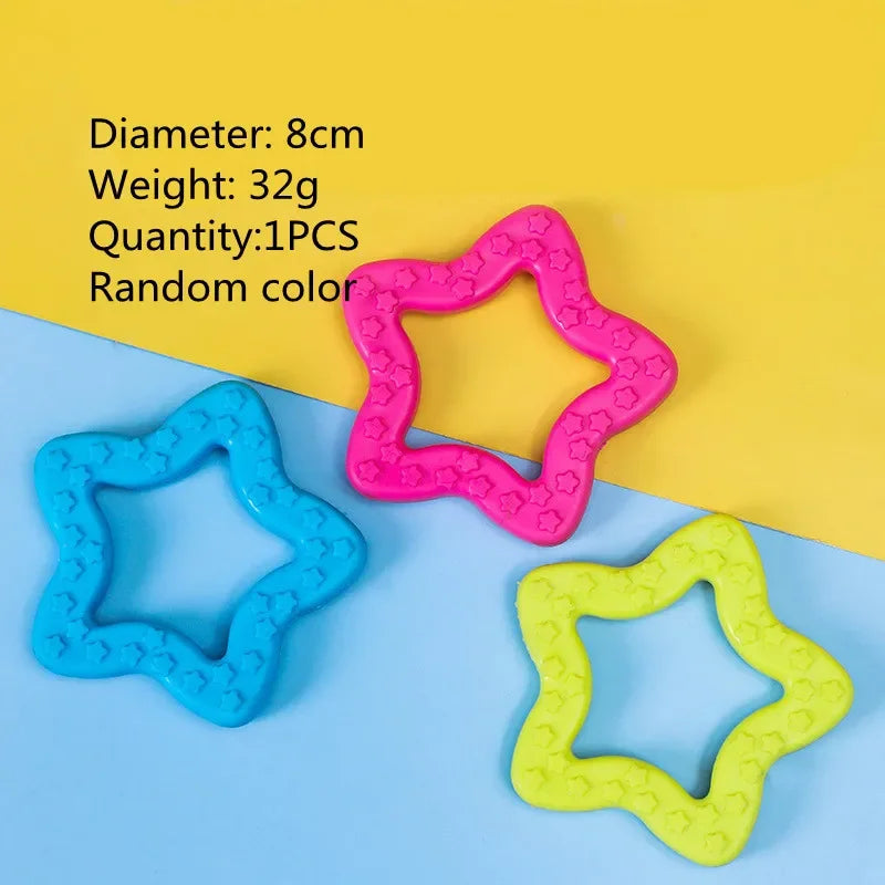 ¡Haz que tu mascota disfrute de horas de diversión y ejercicio con este juguete para perros de goma de alta calidad! Perfecto para perros pequeños, este juguete interactivo no solo ayuda a aliviar el aburrimiento