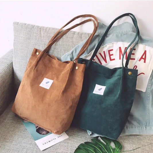 ¡Lleva todo lo que necesitas con estilo y comodidad! Esta bolsa para mujer de pana no solo es espaciosa, sino que también tiene un diseño versátil que se adapta perfectamente a cualquier ocasión.
