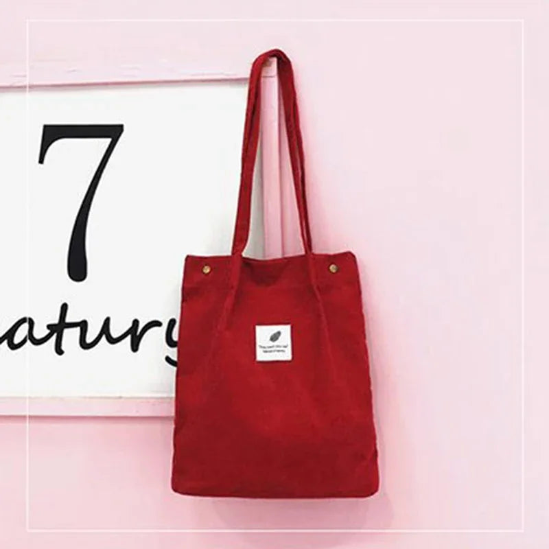 ¡Lleva todo lo que necesitas con estilo y comodidad! Esta bolsa para mujer de pana no solo es espaciosa, sino que también tiene un diseño versátil que se adapta perfectamente a cualquier ocasión.