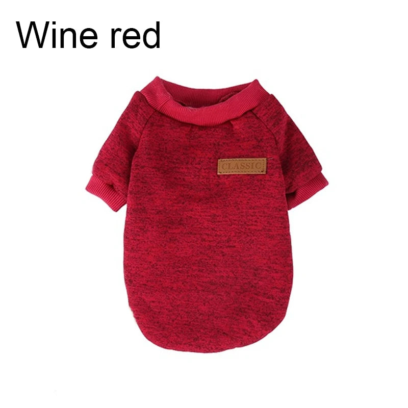 ¡Mantén a tu mascota elegante y cálida durante los meses fríos! Esta chaqueta para cachorros y gatos pequeños está diseñada para ofrecer comodidad, estilo y calor en la temporada de otoño e invierno. Con un diseño clásico y materiales suaves