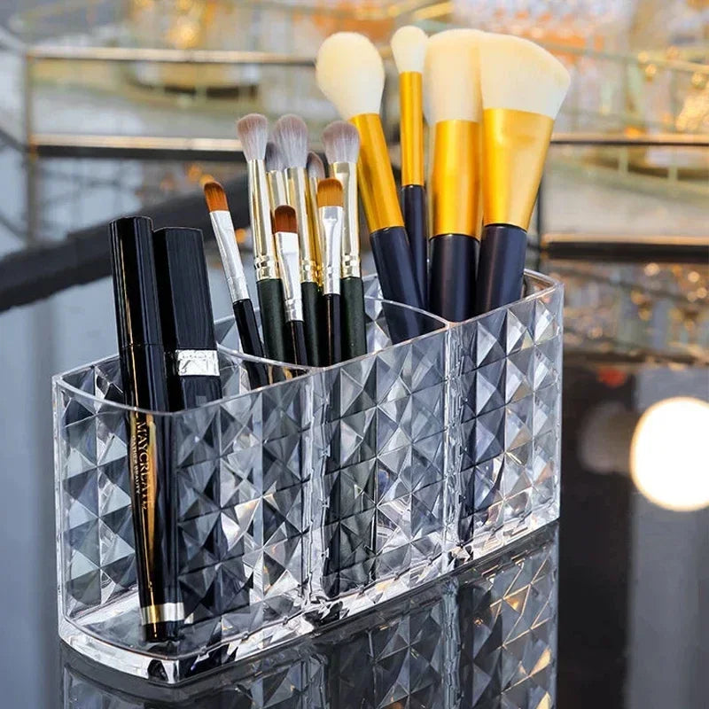 Mantén tu espacio de belleza ordenado y estilizado con el Soporte Acrílico para Brochas de Maquillaje y Organizador de Cosméticos. Diseñado para ofrecer una solución práctica y elegante para tus productos favoritos